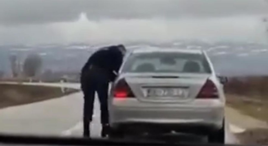 SNIMAK OPASNE VOŽNJE ZGROZIO BIH Pijan "šverao" po putu, policajac trčao za njim i uhvatio ga