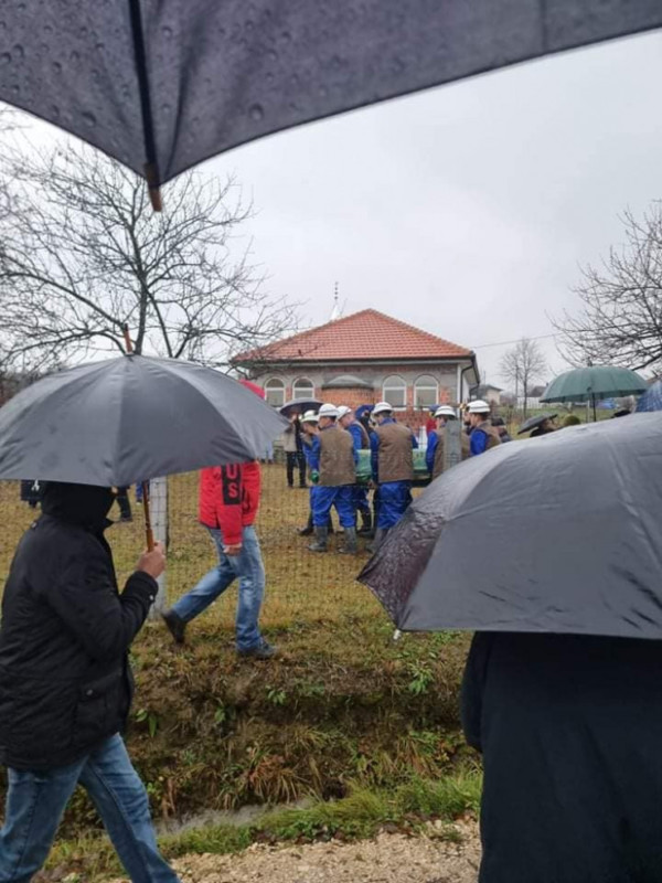 TUGA U BREZIKU, SAHRANJEN RUDAR: Na vječni počinak ga ispratili supruga i maloljetni sin, u grob ga spustile KOLEGE SA POSLA! (FOTO)