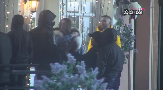 VRIJEĐALA MU MRTVU MAJKU! Pale strašne uvrede, a sve zbog kupovine hljeba! (VIDEO)