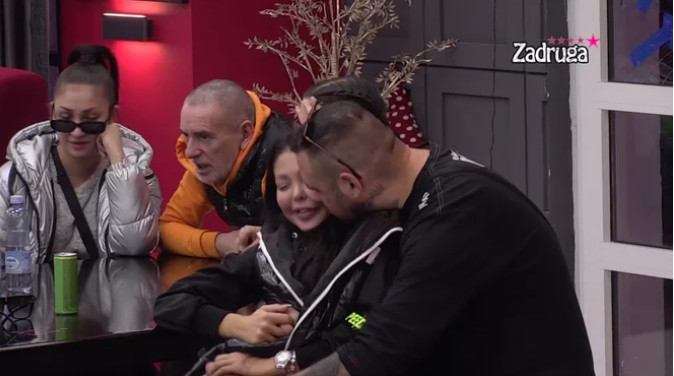 DA LI NAS OČI VARAJU!? Par koji "živi od turbulencija" uživa u nježnostima (VIDEO)