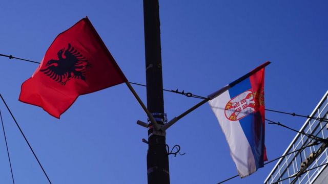 ZAPALJENA ZASTAVA SRBIJE U TIRANI