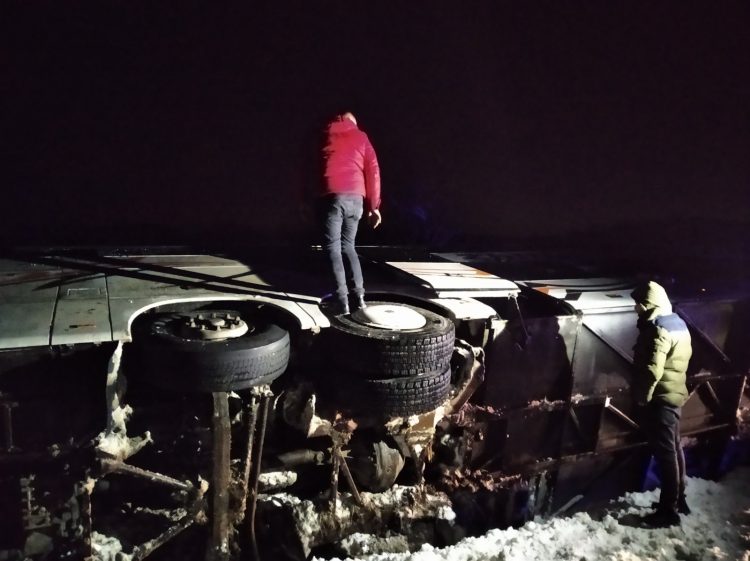 TEŠKA SAOBRAĆAJKA KOD KRUŠEVCA Prevrnuo se autobus pun putnika