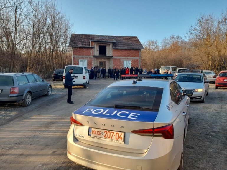 POLICIJA SAMOPROGLAŠENOG KOSOVA SE PONOVO IŽIVLJAVA: Okupirali biračka mjesta, na svaki način hoće da spriječe Srbe da ostvare svoja prava!