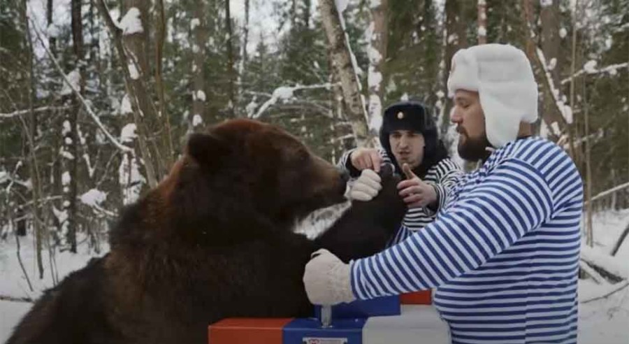 NEVJEROVATNA SCENA IZ RUSIJE! "Obarali ruke" sa medvjedom, evo ko je POBIJEDIO