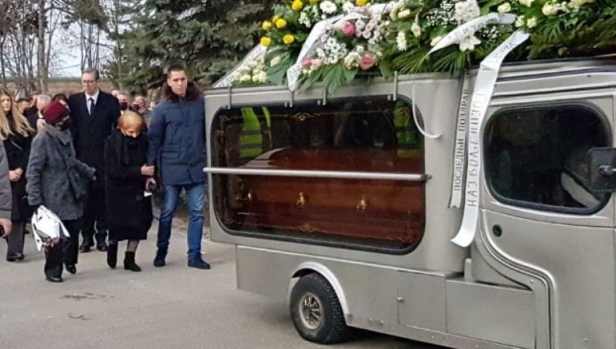 SAHRANA KSENIJE VUČIĆ: Povorka krenula ka GROBNOM MJESTU, kovčeg prati predsjednik Srbije sa djecom i Ksenijinom NEUTJEŠNOM MAJKOM! (FOTO/VIDEO)