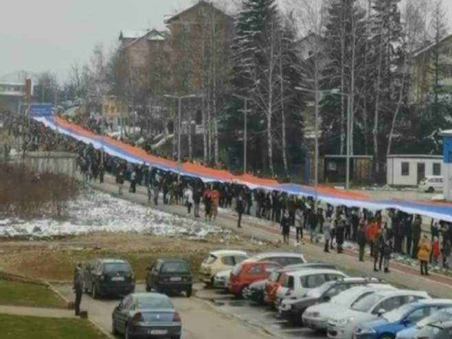 ISTOČNO NOVO SARAJEVO SLAVI Razvijena najduža zastava u Evropi (VIDEO)