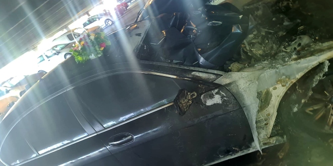 SPLIĆANINU ZAPALILI AUTOMOBIL i ostavili neobičan "poklon": NADGROBNO CVIJEĆE kao opomena!
