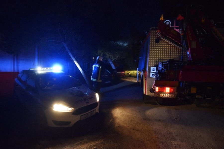 HAOS U HRVATSKOJ Jaka bura prevrnula kamion, poginuo vozač