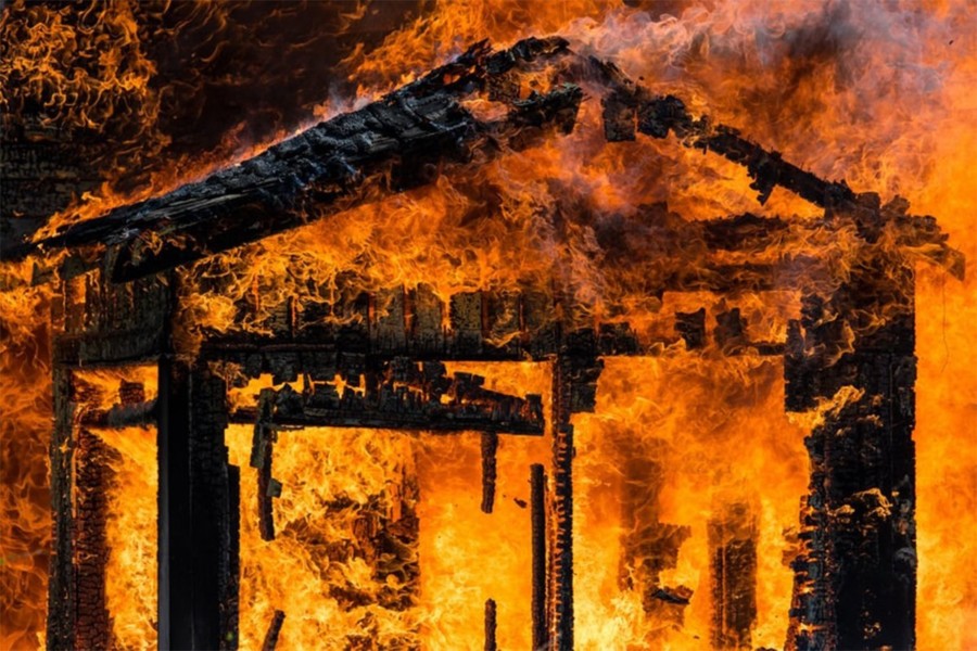 STRAVIČAN POŽAR U ZGRADI! Pronađeno ugljanisano tijelo, djevojka prevezena u bolnicu