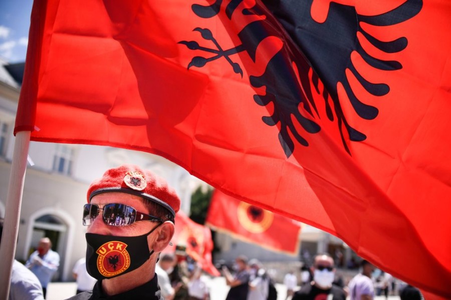 ZVJERSTVA ALBANACA IZ OVK, NEZAMISLIVA NORMALNIM LJUDIMA! Tjerali Srbe da gledaju kako im SILUJU supruge i kćerke!