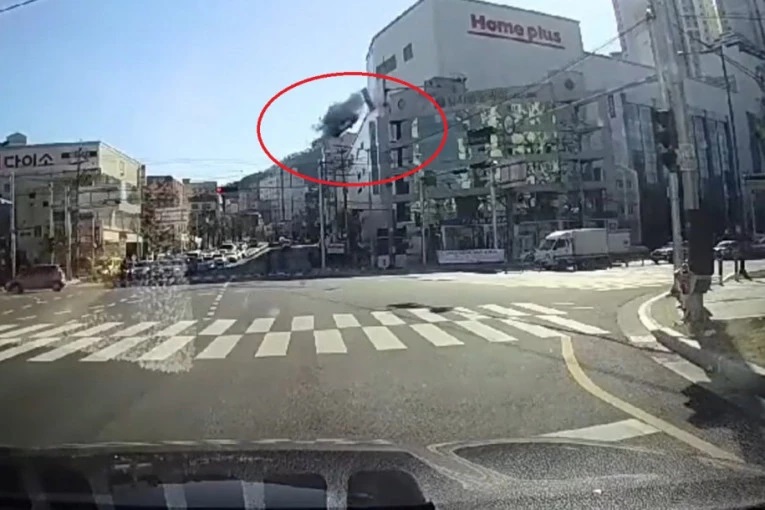 ŠOKANTNO! SCENA KAO IZ AKCIONIH FILMOVA: Taksista vozilom probio zid na petom spratu i pao na ulicu (VIDEO)