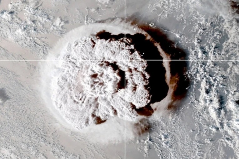 ZASTRAŠUJUĆI VIDEO! Tonga odsječena od svijeta, erupcija vulkana mogla se vidjeti iz svemira (FOTO/VIDEO)