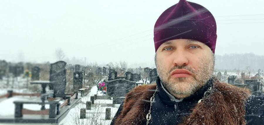 UKRAJINSKI POP ŠOKIRAO JAVNOST Crnim humorom sa groblja ZGROZIO vjernike! "Ko ti dade mantiju?"