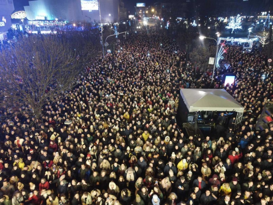 SPEKTAKULARNI PRIZORI IZ BANJALUKE Ana Bekuta oduševila publiku, HILJADE LJUDI na Trgu (FOTO)