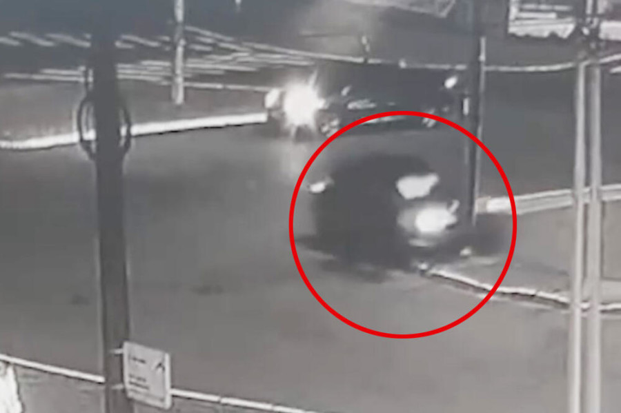 POGLEDAJTE KAKO SE AUTOMOBIL MUNJEVITOM brzinom zapucao u banderu: Vozač POTPUNO izgubio kontrolu (VIDEO)