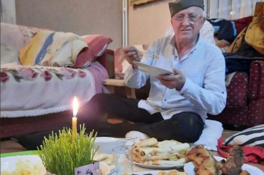 DOMAĆINSKA ARMOSFERA U DOMU ERE OJDANIĆA: Folker večera na podu, kuva rakiju na SMEDEREVCU, a evo ko je sa njim! (FOTO)