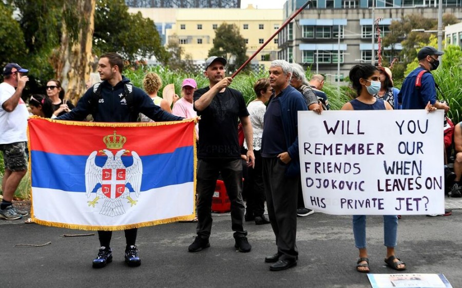 HAOS ISPRED IMIGRACIONOG HOTELA U KOJEM JE ĐOKOVIĆ! Protesti i poruke podrške ali i AUSTRALIJANCI koji ga vrijeđaju!