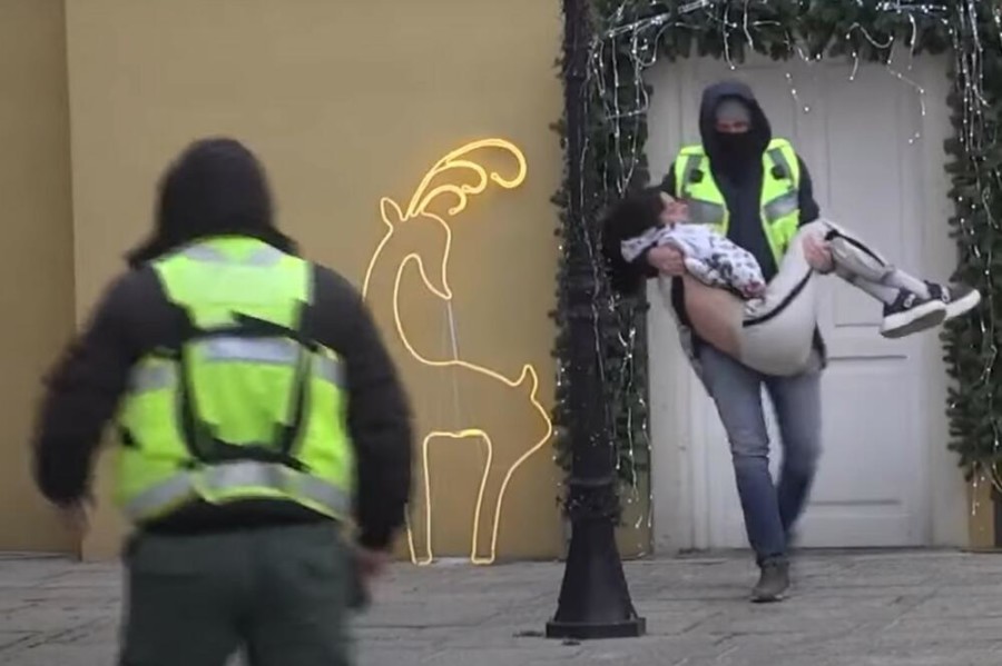 OBEZBJEĐENJE IZVELO TARU IZ ZADRUGE U BESVJESNOM STANJU! Divljala i demolirala imanje, pokušala da pobjegne, pa se samo SRUŠILA!