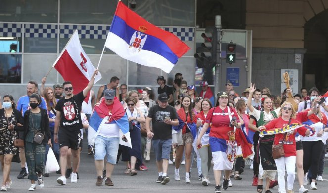HAOS U MELBURNU! Protesti srpskih navijača na ulicama, stigla i policija