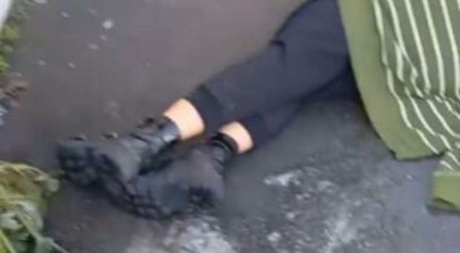 UŽASNA SCENA U CENTRU BEOGRADA! Djevojka nepomično leži na pločniku, naprsli su joj pršljenovi