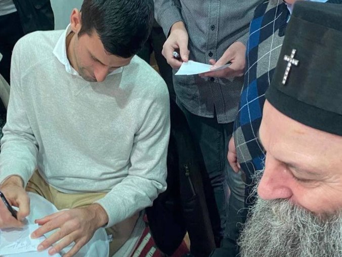 ĐOKOVIĆ POSLIJE PRIČEŠĆA sa patrijarhom dijelio djeci AUTOGRAME u Hramu Svetog Save! (FOTO)