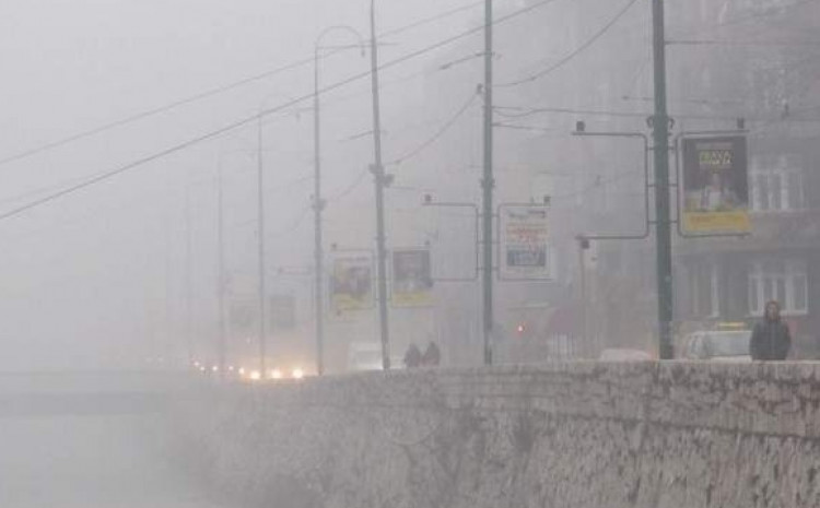 SARAJLIJE SE DOSLOVNO GUŠE! Grad jutros šesti po zagađenosti U SVIJETU, zbog magle otkazani letovi!