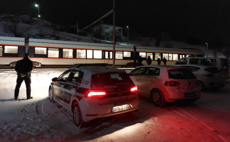TRAGEDIJA KOD SARAJEVA: Voz pregazio migranta!