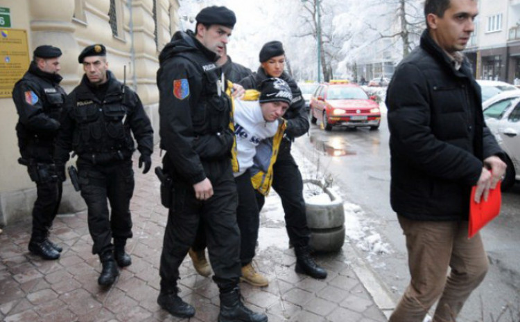 JEZIV SLUČAJ U CENTRU SARAJEVA! Poznati kriminalac NAHUŠKAO PITBULA na muškarca, a zatim ga pretukao