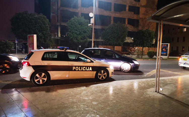 DRAMA U ČAPLJINI: Razbojnik prerušen u policajca upao u trgovinu, vezao radnika i pobjegao s 25 pištolja!