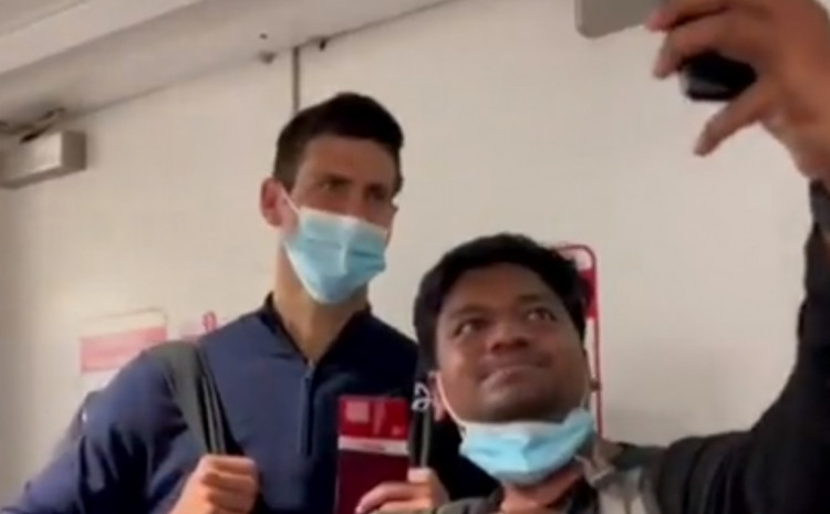 NOVAK ĐOKOVIĆ SLETIO U DUBAI, fanovi ga okružili želeći uspomenu s prvim reketom svijeta