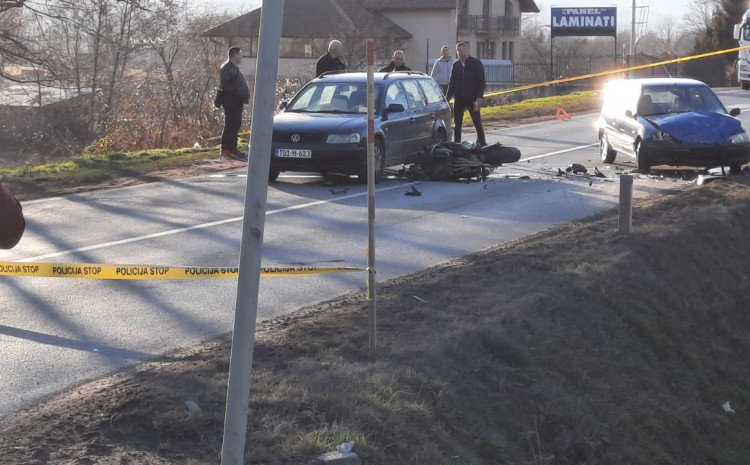 SUDAR DVA AUTOMOBILA I MOTOCIKLISTE: Vozač motora TEŠKO POVRIJEĐEN, hitno prevezen u bolnicu! SAOBRAĆAJ OBUSTAVLJEN (VIDEO)