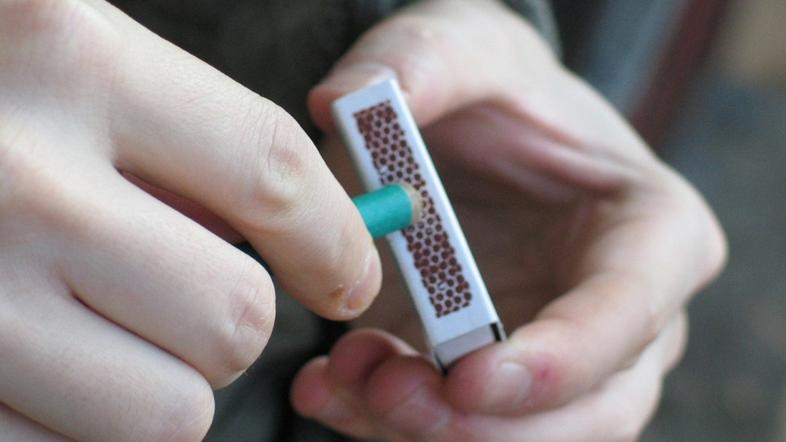DIJETE HITNO PREBAČENO U BOLNICU Petarda mu eksplodirala u ruci, dobilo teške povrede