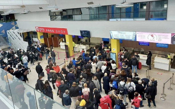 PUTNICI NEGODUJU ZBOG HAOSA NA AERODROMU U TUZLI! Iz uprave stiže obrazloženje ko snosi krivicu (VIDEO)