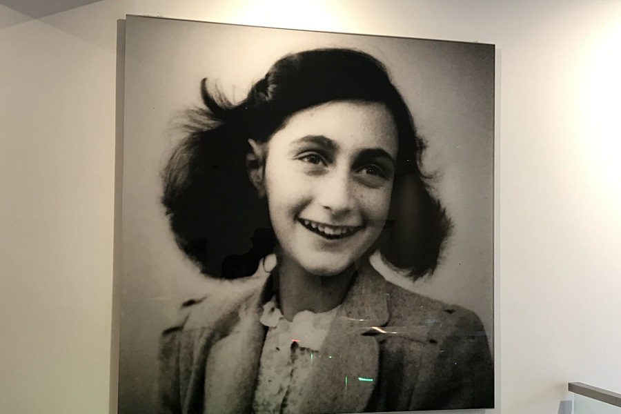 ODGONETNUTA VIŠEDECENIJSKA MISTERIJA ko je izdao Anu Frank!