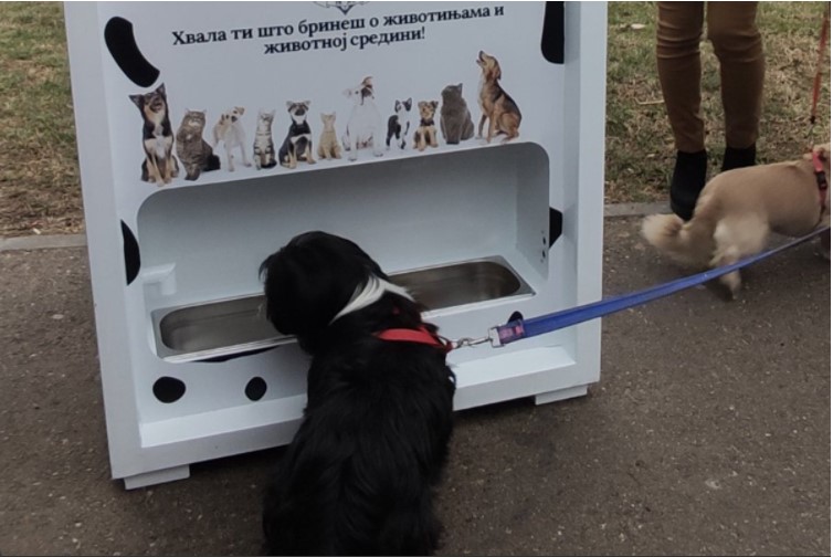 HRANA ZA PSE U ZAMJENU za plastičnu flašu! Na poklon smo dobili APARAT za reciklažu! (FOTO)