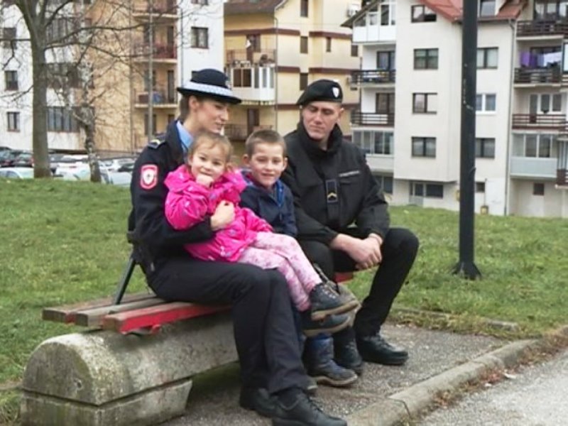 BOJA POLICIJSKE UNIFORME ZAŠTITNI ZNAK PORODICE BANDUKA Uz djecu uspješno završili policijsku akademiju