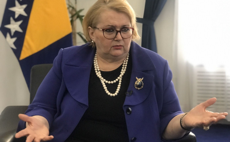 "ZNAŠ LI KAKO JE POSLATI GLADNO DIJETE NA SPAVANJE?" Biseru "razapeli" na društvenim mrežama, IZJAVOM NAVUKLA GNJEV građana