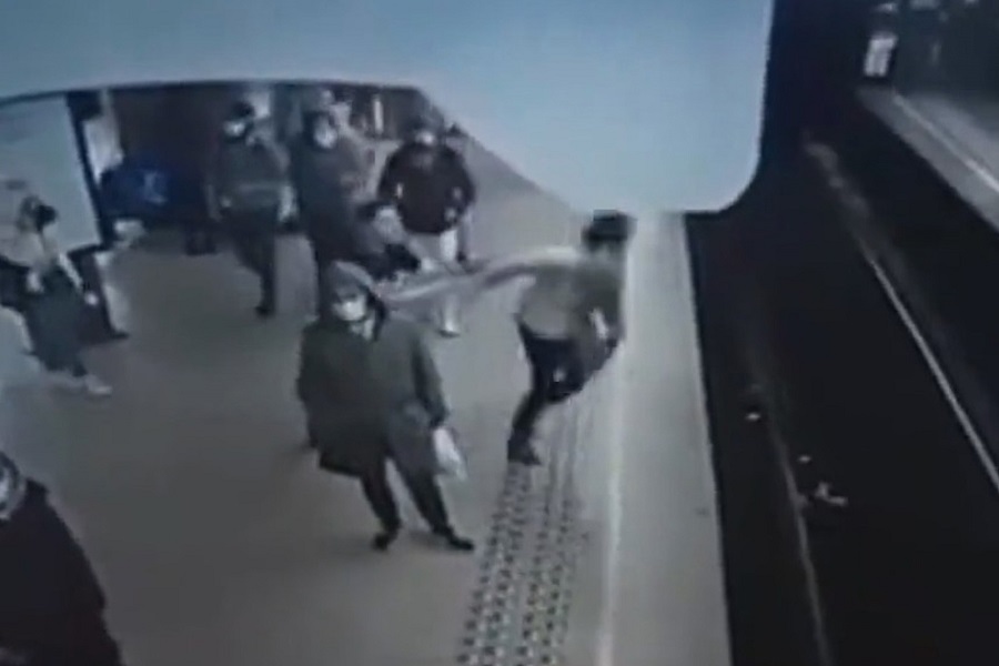 KAMERA ZABILJEŽILA kako žena biva gurnuta PRED VOZ u Briselu! (ZASTRAŠUJUĆI VIDEO)