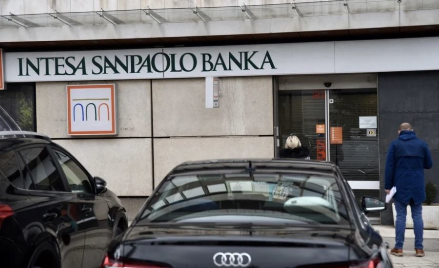 PREVARA BANKE ZAVRŠILA NESLAVNO: Muškarac udario u zatvorena vrata dok je bježao!
