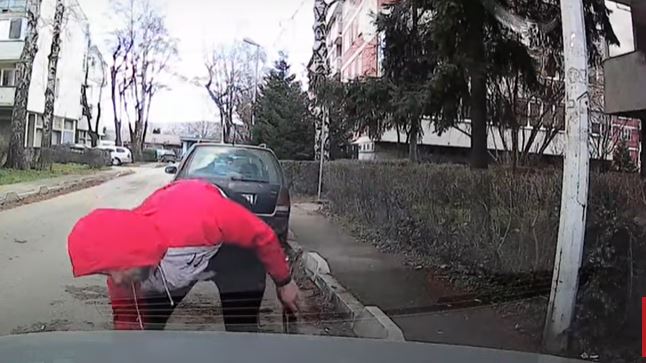 OVAJ VIDEO ĆE VAS ŠOKIRATI! Muškarac u Sarajevu krade dijelove automobila usred bijela dana (VIDEO)