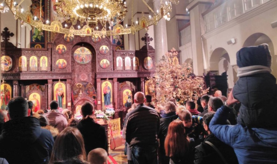 TRADICIONALNO PALJENJE BADNJAKA u porti Hrama Svete Trojice u Banjaluci! (FOTO)