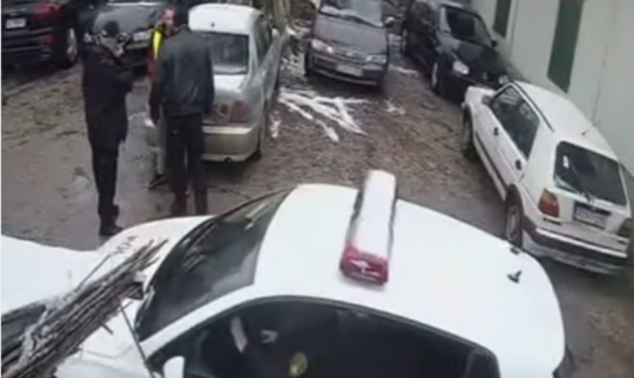 SRAMNO! POGLEDAJTE kako sarajevski policajac TUČE bespomoćnog RADNIKA NA PARKINGU! (VIDEO)