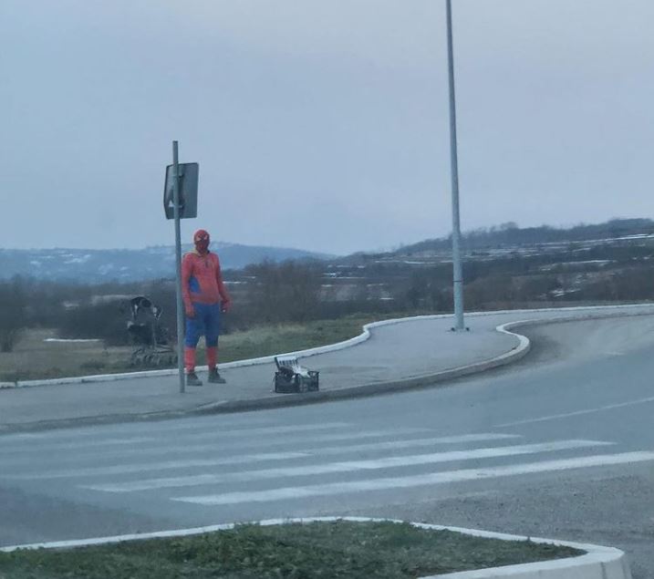 "SKUPLJAM NOVAC ZA PUNTA"! Mladić obučen krajnje NEOBIČNO, svakodnevno pored autoputa harmonikom UVESELJAVA sugrađane (FOTO/VIDEO)