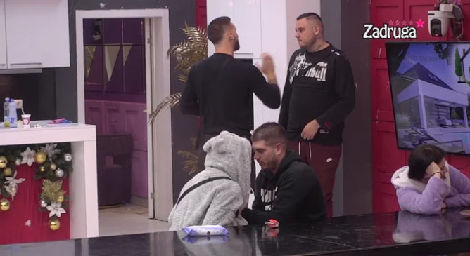 NE MOŽE DA PODNESE! CAR KIPTI OD BIJESA! Dalila i Dejan ispred njegovih očiju razmjenjuju poljupce (VIDEO)