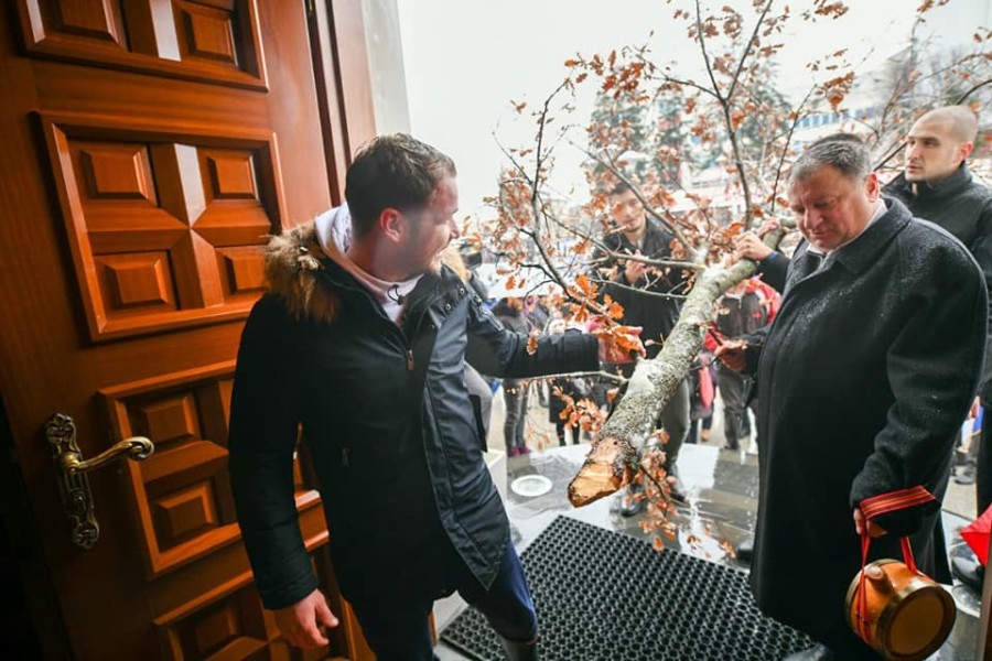 STANIVUKOVIĆ S GRUPOM MLADIĆA POSJEKAO I DOVUKAO Badnjak u Gradsku upravu (VIDEO)