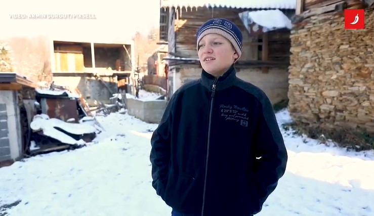 SKROMNI DJEČAK RASTOPIO SRCE REGIONA Ima samo 13 godina, brine o majci i sestri i RAZMIŠLJA kako da im obezbijedi bolji život (VIDEO)