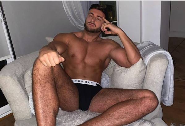 BIZNIS JE BIZNIS! Golišav se šepuri pred kamerama, onda mu se PRIDRUŽIO i otac! (FOTO)
