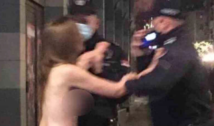 ŠOK! GOLA ŽENA BEZ BLAMA napala policajce u CENTRU grada! (FOTO)