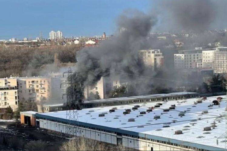 GORI "IMT" NA NOVOM BEOGRADU Gust dim obavio fabriku (VIDEO)
