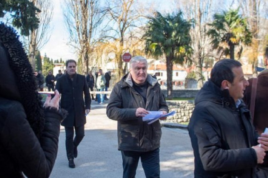 VUKANOVIĆU NIJE DOZVOLJEN ulazak na Skupštinu HET-a! Krunić i Govedarica ušli! (VIDEO)